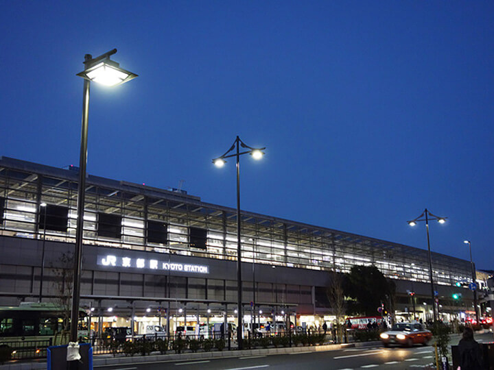 京都駅八条口のLEDデザイン道路照明